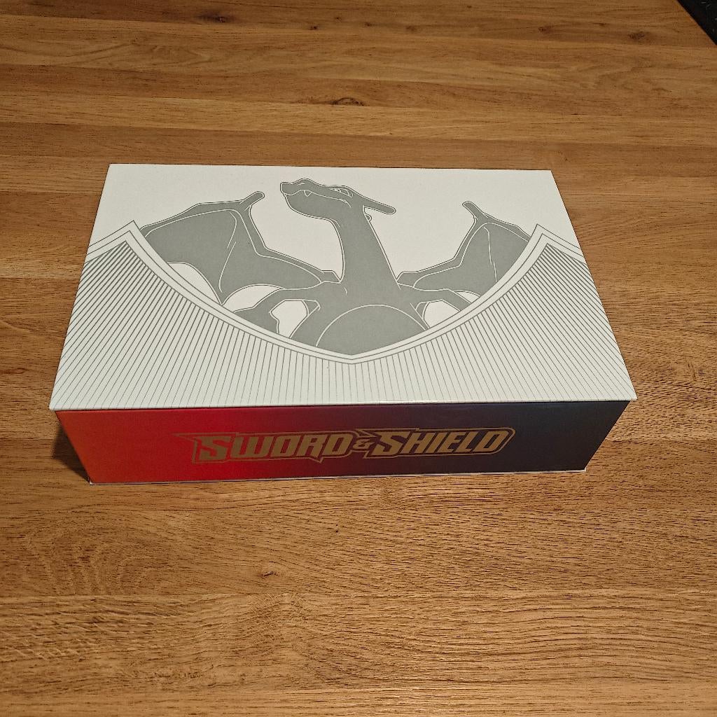 Ultra Premium Collection Box [Charizard] (zonder boosters), Hobby en Vrije tijd, Verzamelkaartspellen | Pokémon, Ophalen of Verzenden