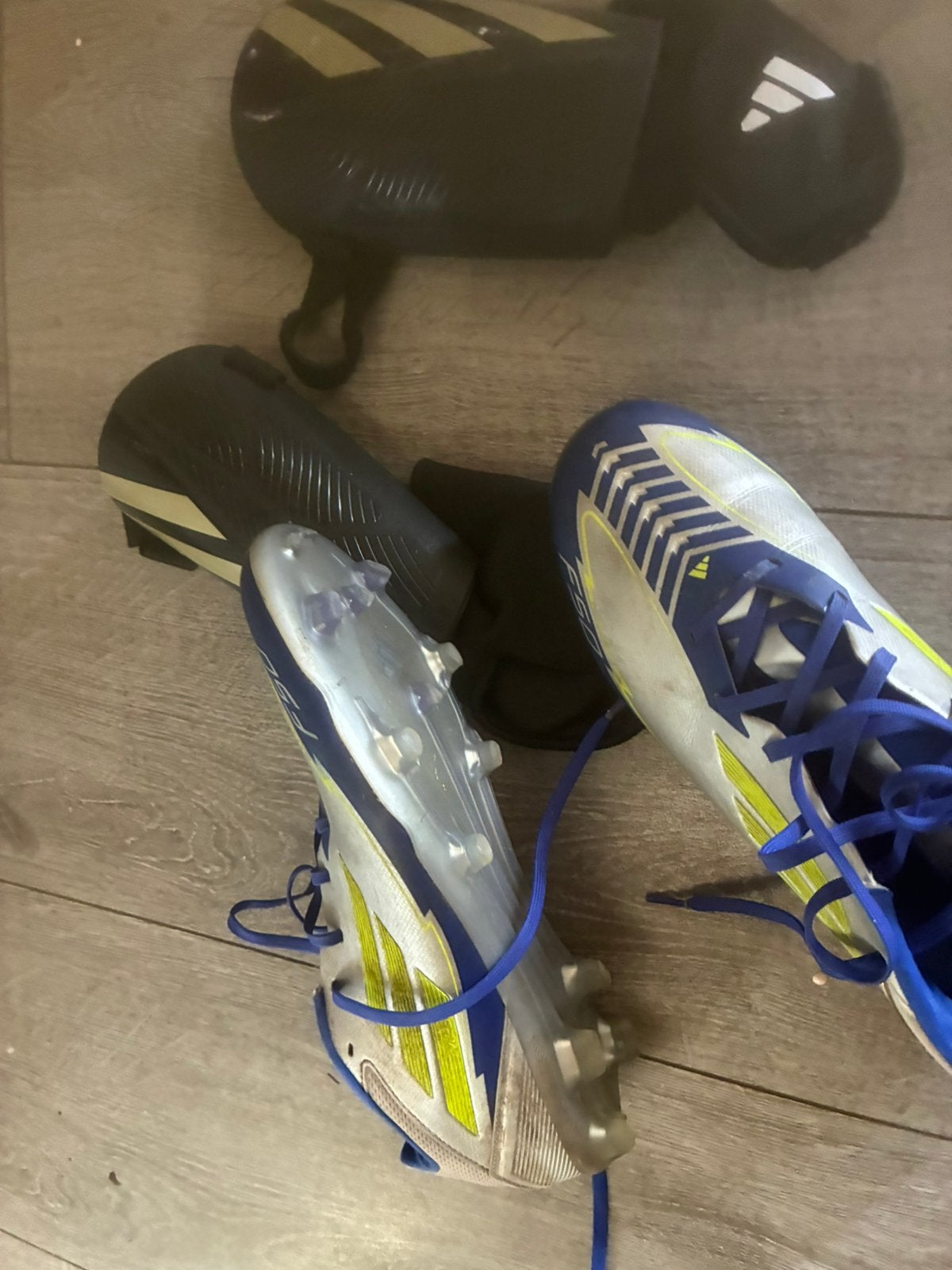 Voetbalschoenen + scheenbeschermers, Maat XS of kleiner, Ophalen of Verzenden, Zo goed als nieuw, Schoenen