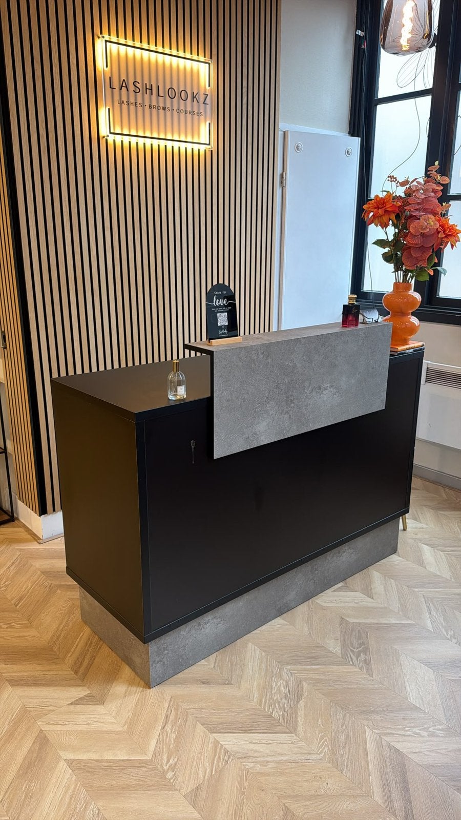 Professionele salon-/receptiebalie – zwart & betonlook, Ophalen, Gebruikt, 100 tot 150 cm, 75 tot 100 cm