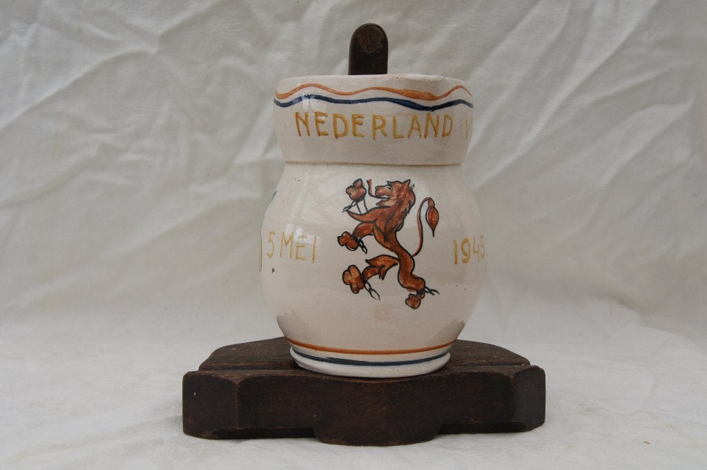 Melk kannetje Herdenking 5 Mei 1945 /Tegel Mosa  ( Holland, Antiek en Kunst, Ophalen of Verzenden