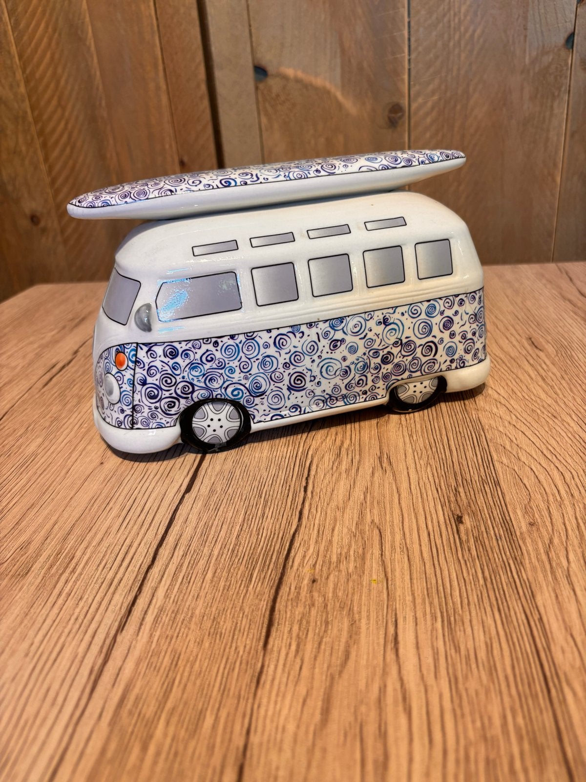 VW busje spaarpot met surfplank, Verzamelen, Ophalen, Zo goed als nieuw, Steen, Aardewerk of Keramiek, Vervoermiddel