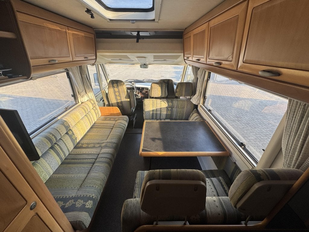 Foto 11 van Hymer B544 Kleine compacte intergaal camper voor 5 personen