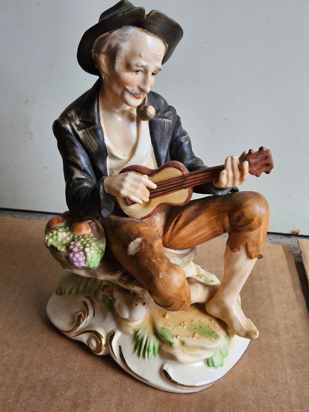 Beeldje van een muzikant met gitaar, Ophalen of Verzenden, 20 - 50 cm, Steen of Keramiek, Beeld