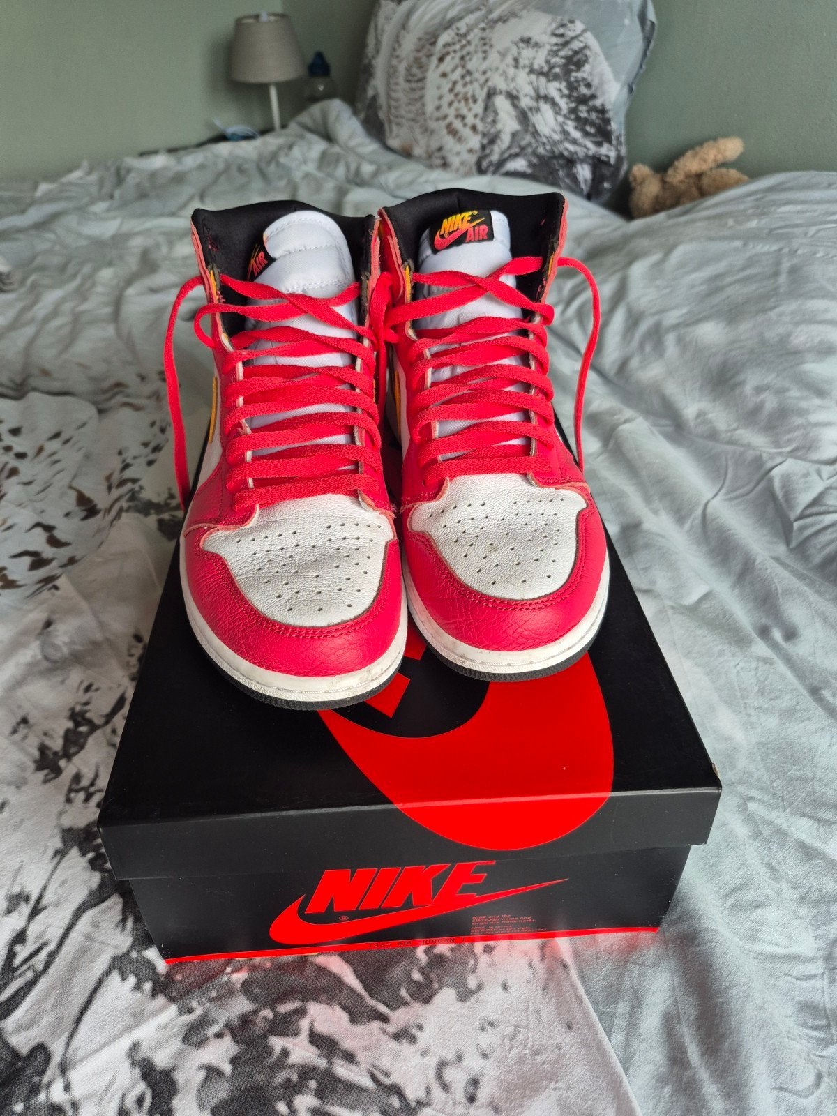 Nike Air Jordan 1 Retro High OG Fusion Red/Yellow, Wit, Ophalen of Verzenden, Nike Air Jordan, Sneakers of Gympen