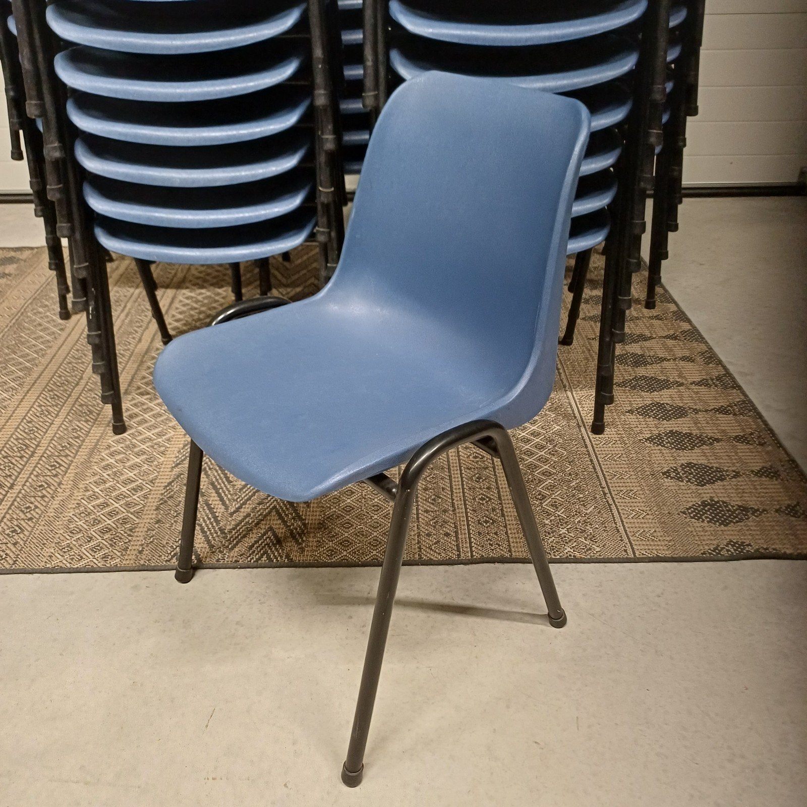 50 x stapelstoelen kantine stapelbare partij stoelen, Ophalen, Gebruikt, Bruin, Vijf, Zes of meer stoelen