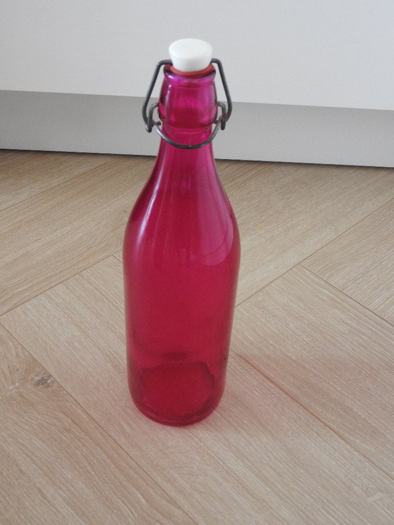 Decoratieve roze glazen fles met beugelsluiting 0,75 l., Ophalen of Verzenden, Zo goed als nieuw, Roze, Glas