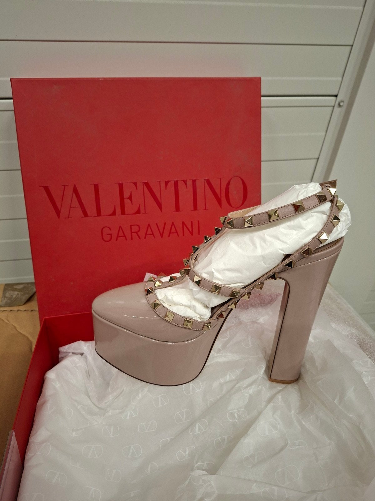 Valentino Garavani Rockstud Plateau Pumps Roze, Nieuw, Ophalen of Verzenden, Valentino Garavani, Schoenen met hoge hakken
