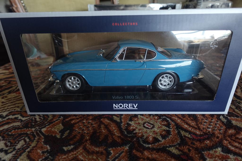 MOOIE VOLVO P 1800 S  MOOI BLAUW  NOREV 1;18 IN DOOS, Hobby en Vrije tijd, Ophalen of Verzenden, Zo goed als nieuw, Auto, Norev