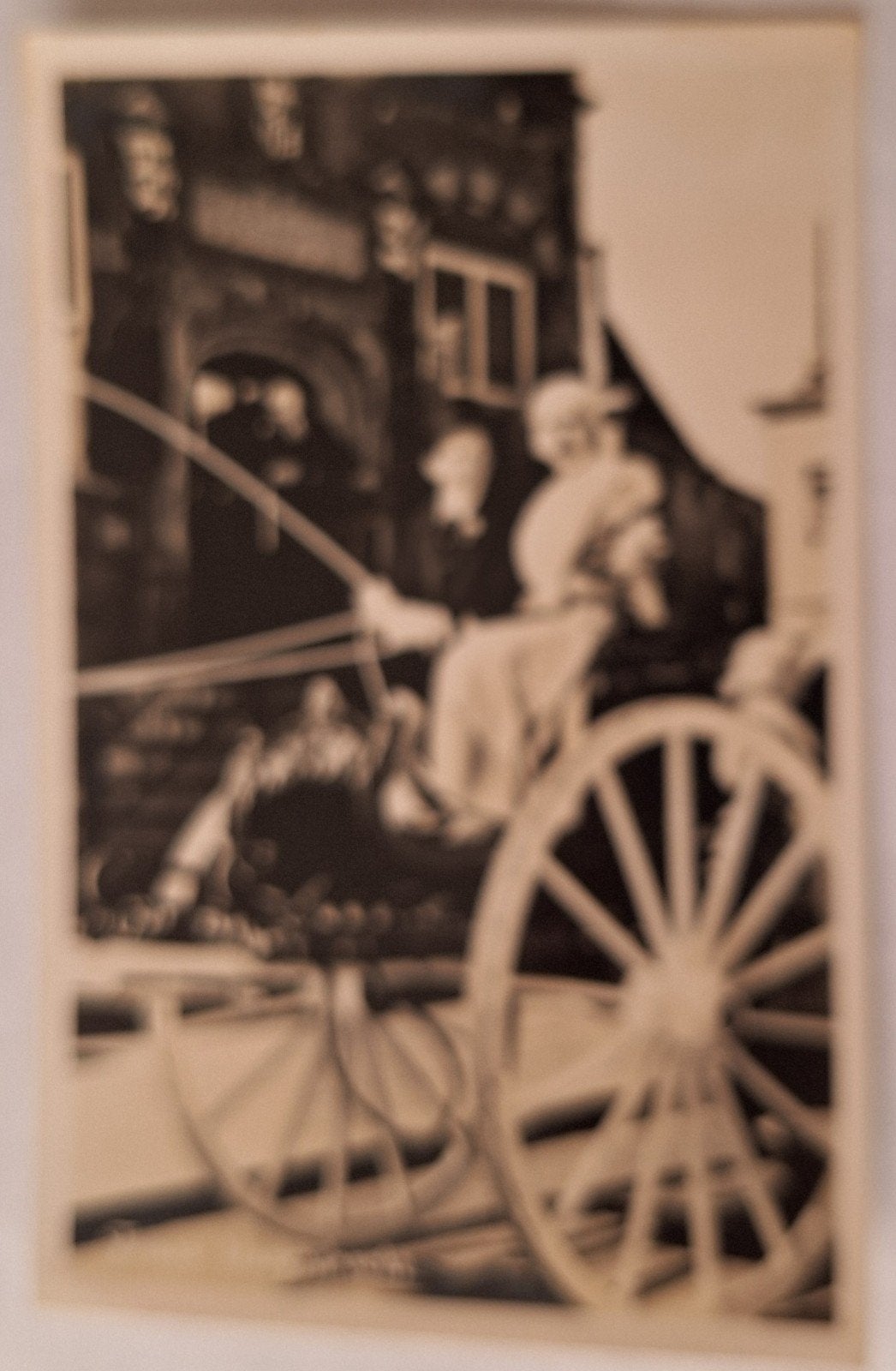 Oude ansichtkaart: Koets met passagiers, Friese  klederdrach, Ophalen of Verzenden, 1940 tot 1960, Gelopen, Overig Europa