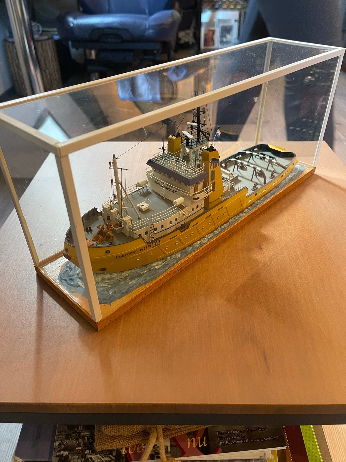 Modelsleper Happy Hunter in vitrine, Hobby en Vrije tijd, Modelbouw | Boten en Schepen, Ophalen of Verzenden, Zo goed als nieuw