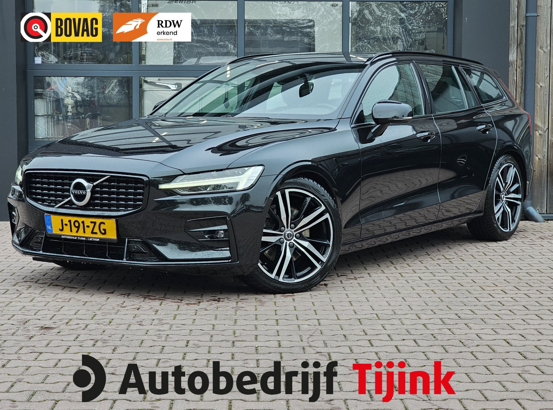 Volvo V60 2.0 B3 R-Design | LED | Trekhaak | Elek bestuurder, 4 cilinders, Zwart, 177 pk, Onderhoudsboekje