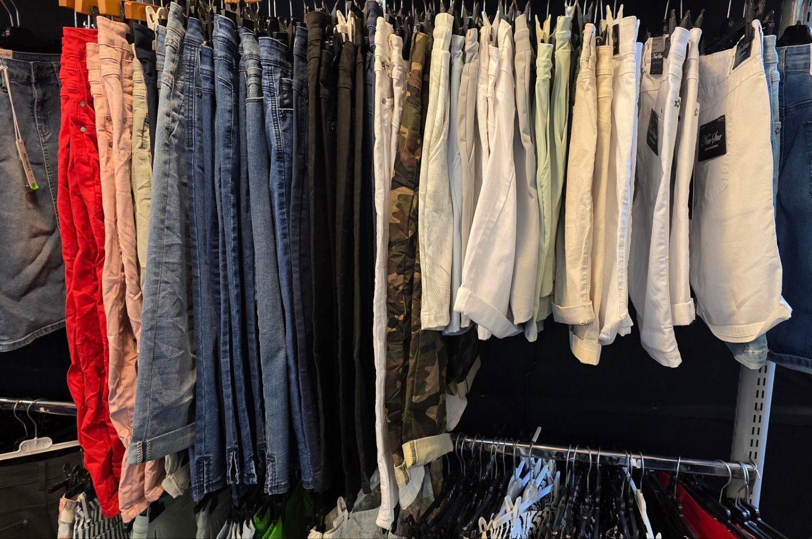 Partij 40 dames shorts en driekwart (capri), Ophalen, Nieuw