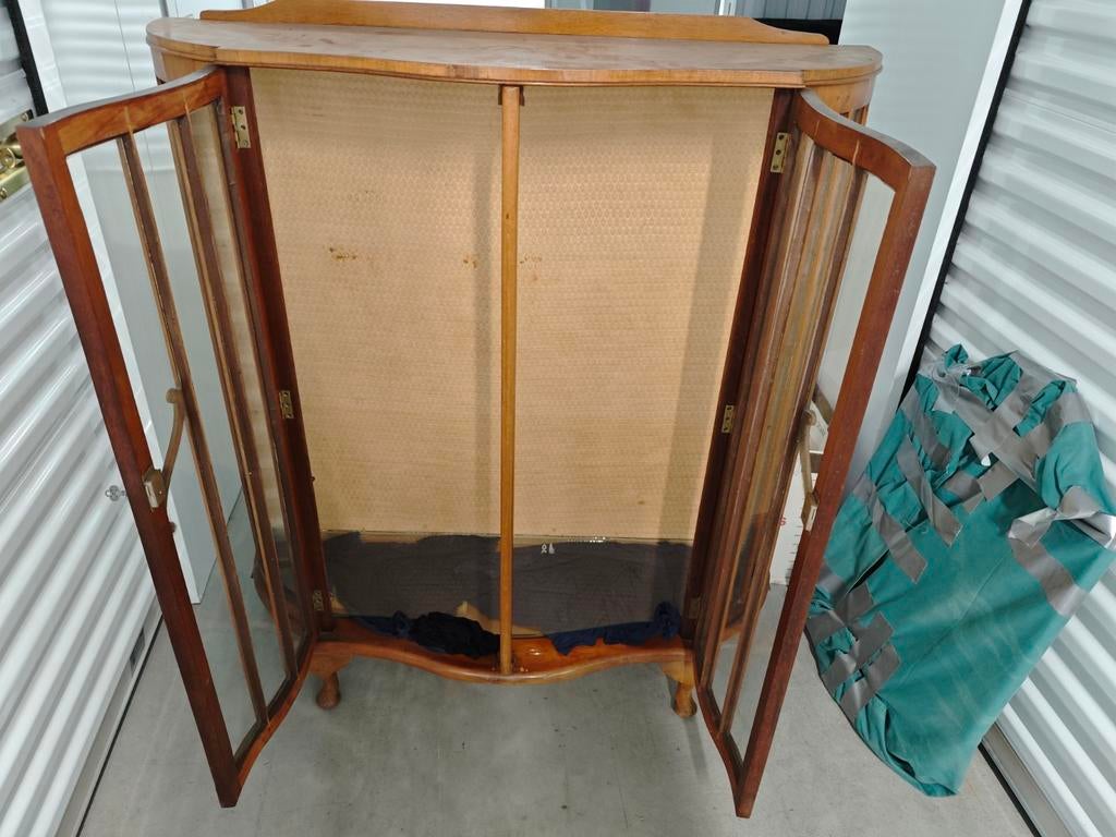 Notenhouten gefineerde vitrinekast repro antiek gebogen fron, Ophalen