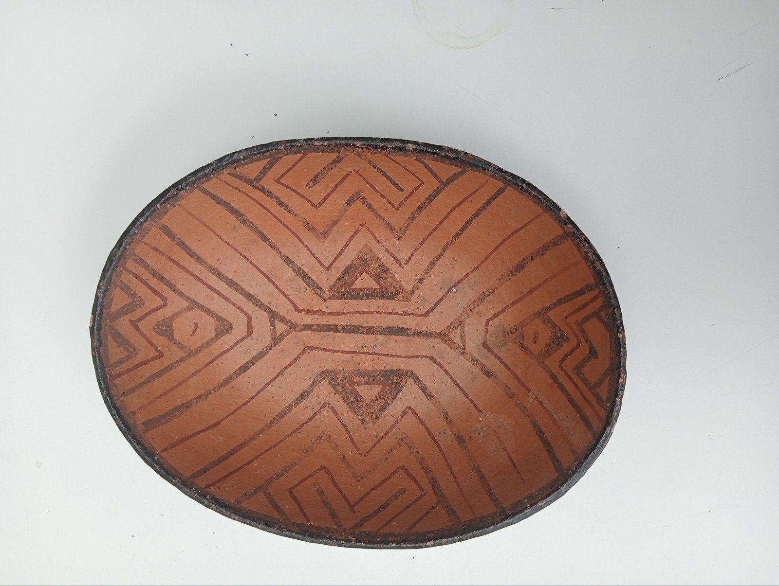 Oude ovale schaal uit Suriname met traditionele patronen, Antiek en Kunst, Ophalen of Verzenden