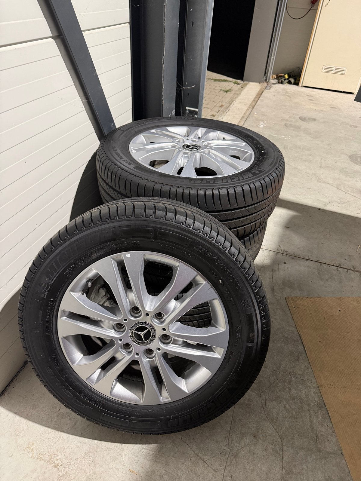 Mercedes-Benz Velgen met Michelin Zomerbanden 235/60R17, Auto-onderdelen, Ophalen, Gebruikt, Banden en Velgen, 17 inch