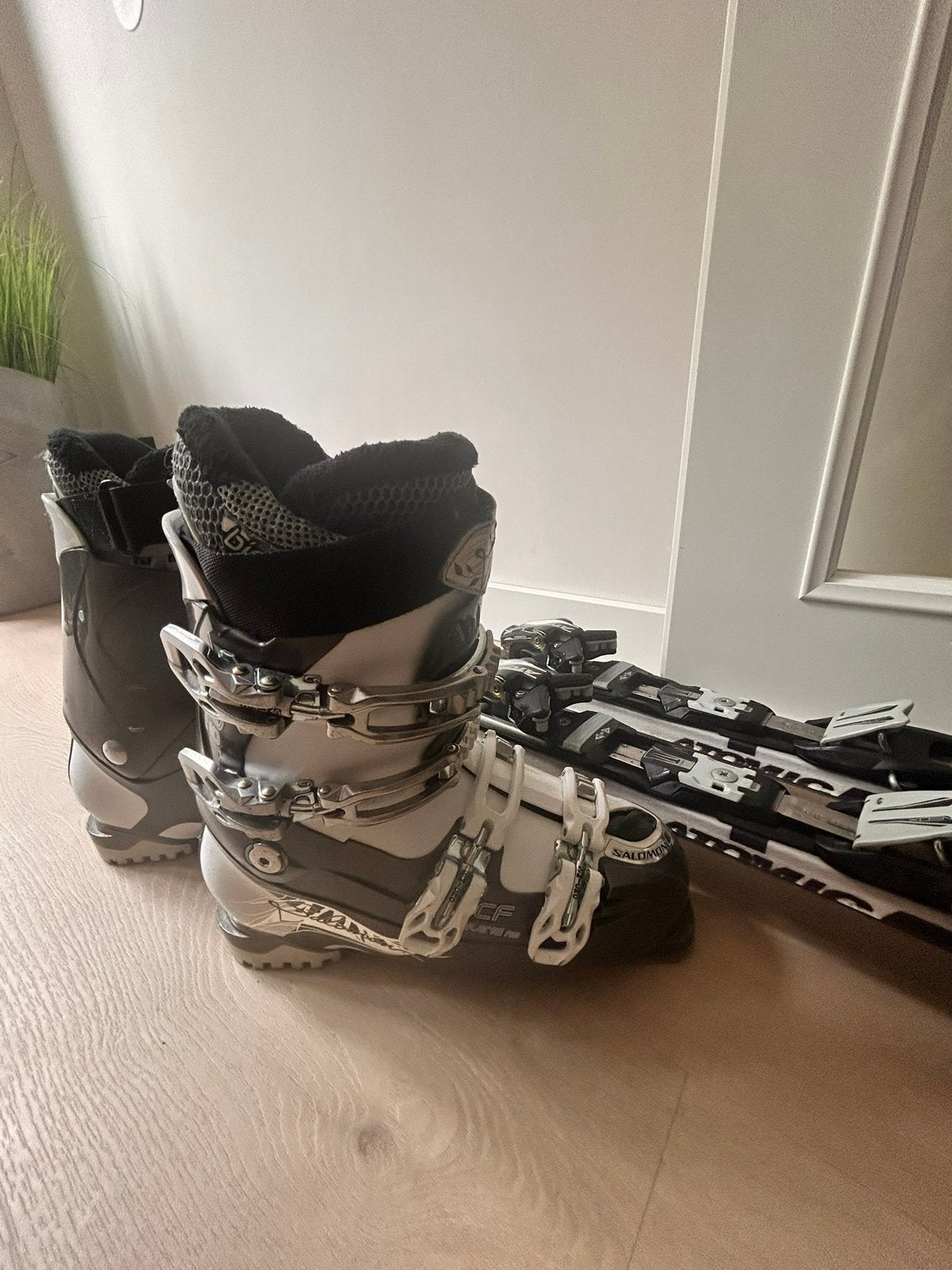 Salomon Divine RS 60 skischoen maat 27 (41-42) grijs wit, Sport en Fitness, Skiën en Langlaufen, Gebruikt, Schoenen, Skiën, Minder dan 100 cm