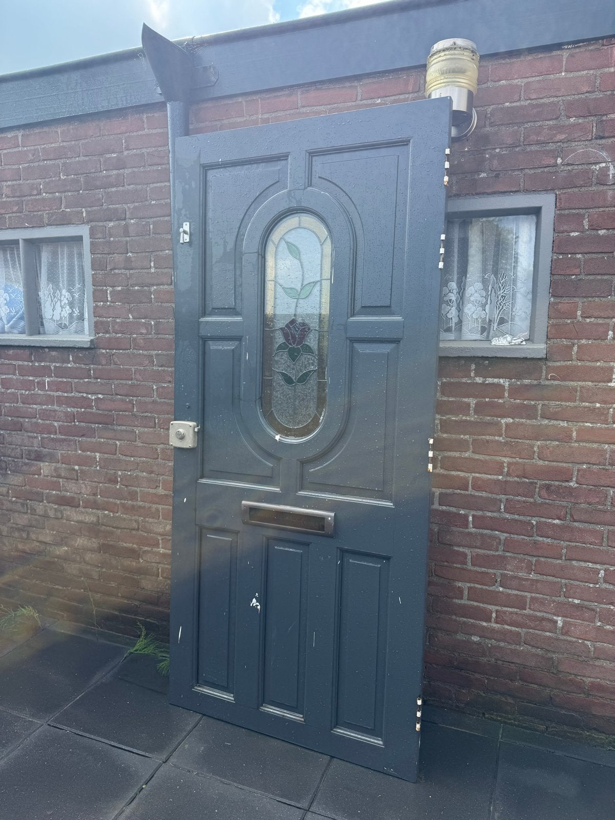 Massieve buitendeur met glas-in-lood en brievenbus, Ophalen, Gebruikt, 80 tot 100 cm, Buitendeur