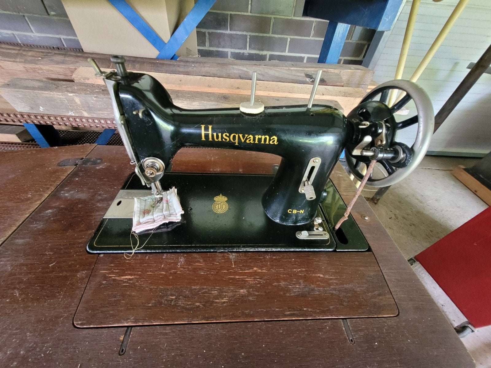 Antieke Husqvarna naaimachine met houten onderstel, Ophalen of Verzenden