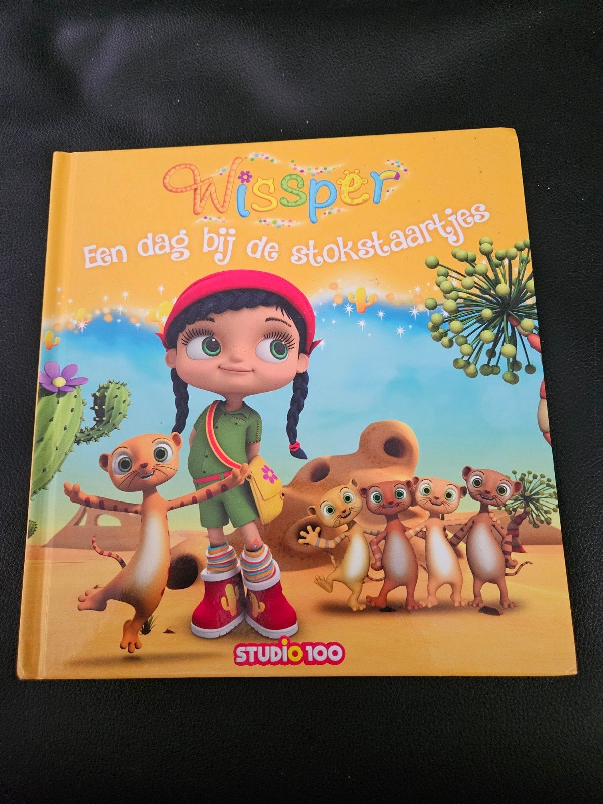 Wissper: Een dag bij de stokstaartjes - Studio 100, Boeken, Ophalen of Verzenden, Gelezen, Studio 100, 3 tot 4 jaar