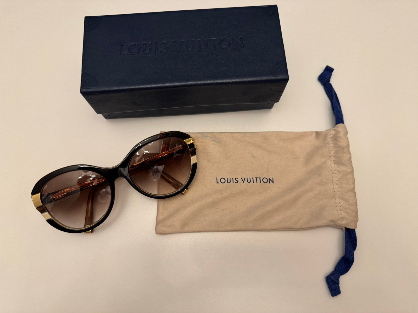 Louis Vuitton petit soupçon cat-eye sunglasses, Ophalen of Verzenden, Zo goed als nieuw, Zwart, Overige merken