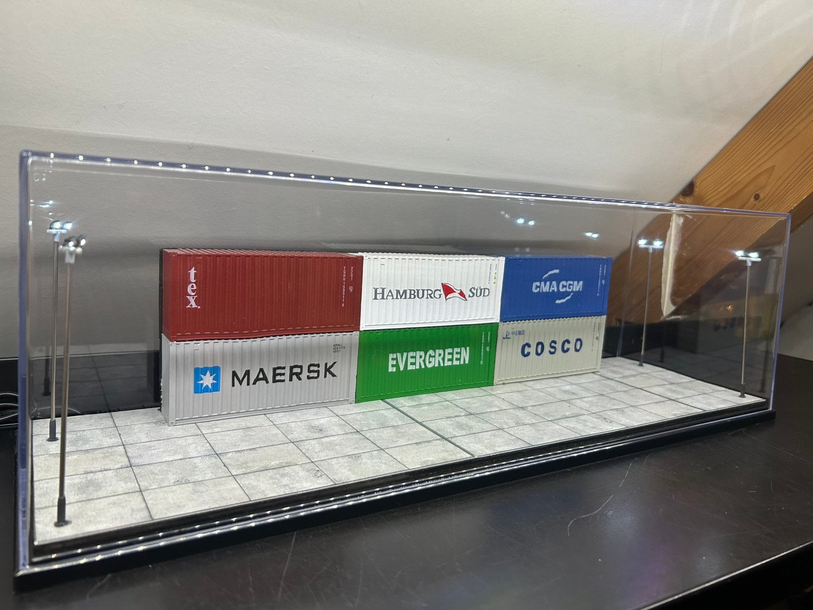 Stolp vitrine met verlicht diorama containerterminal, Ophalen of Verzenden, Nieuw, Overige typen, Overige merken