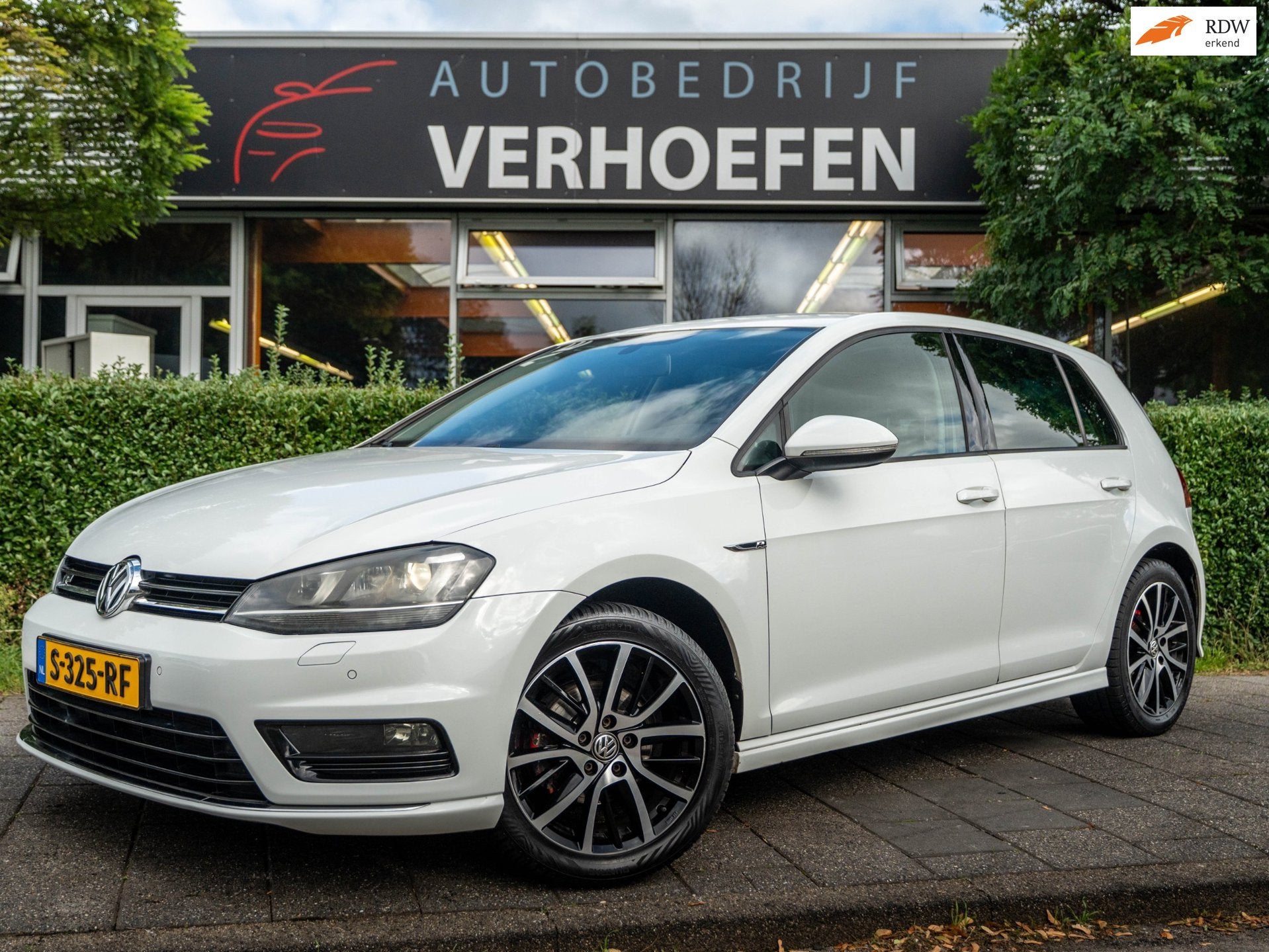 Volkswagen Golf 1.2 TSI R-LINE | APPLE CARPLAY | CRUISE / CL, Voorwielaandrijving, Euro 5, Gebruikt, Zwart
