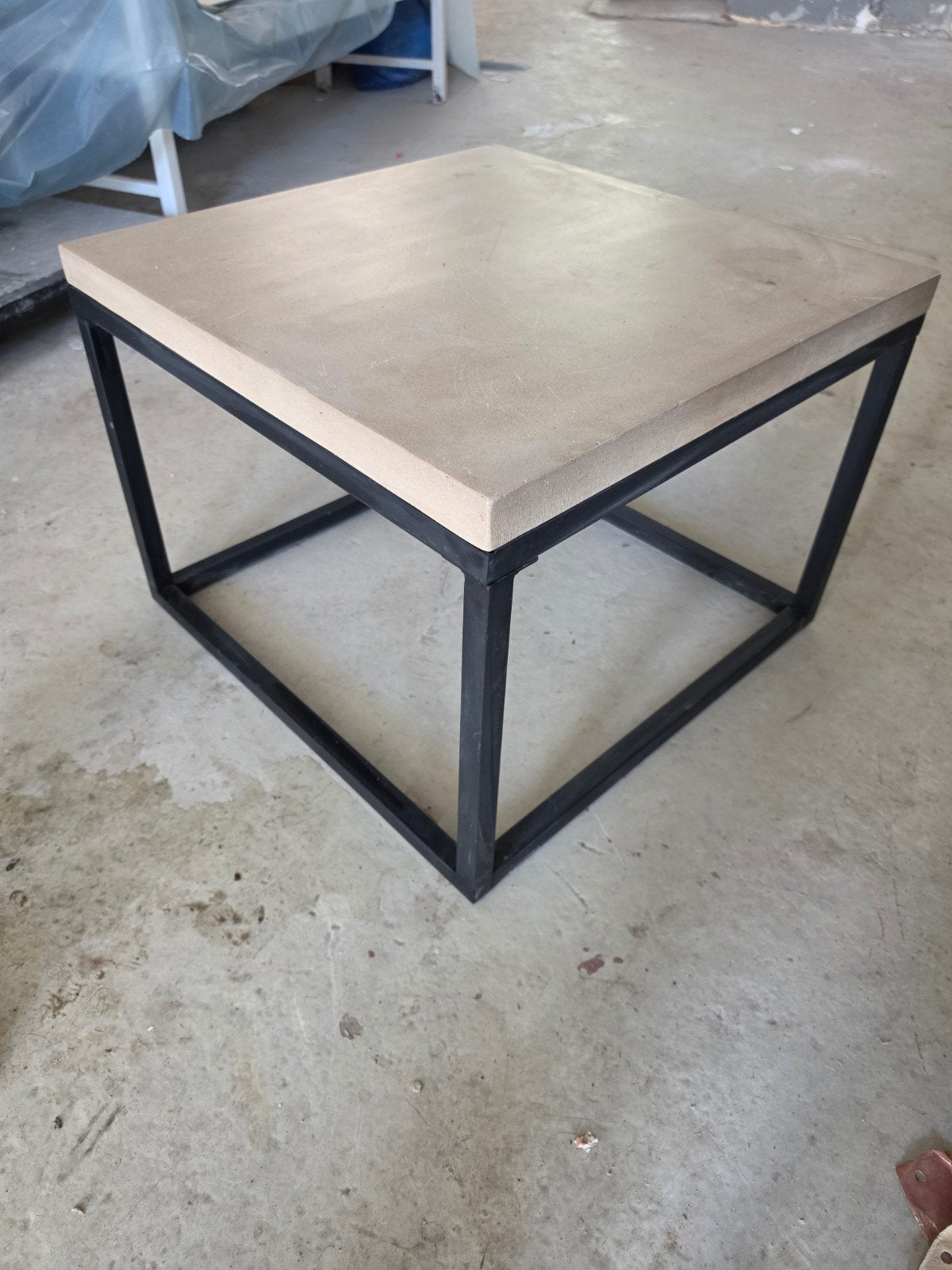 Industriële salontafel 60x60 cm betonlook met zwart metalen, Huis en Inrichting, Tafels | Salontafels, Ophalen, Vierkant, 50 tot 100 cm