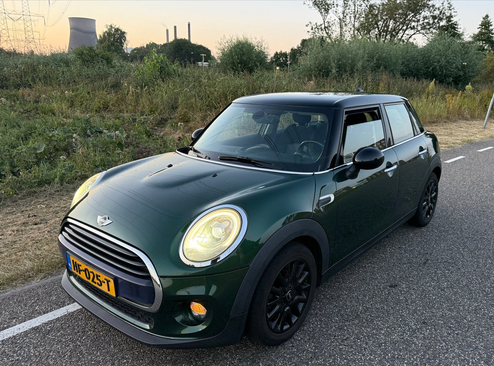 Mini Cooper 5-d (f55) 1.5 136pk 2015 British Racing Green, Auto's, 136 pk, 49 €/maand, Origineel Nederlands, Handgeschakeld