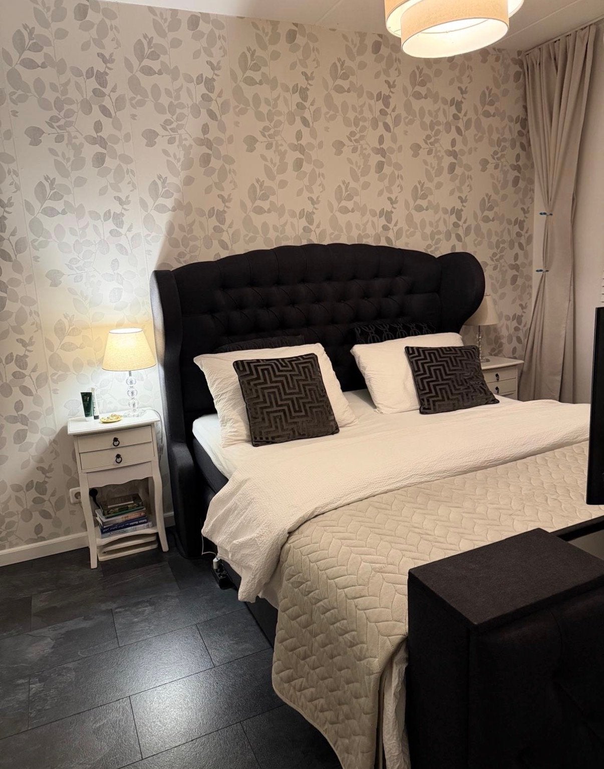 Bed met tv lift, inclusief tv en nachtkastjes, Gebruikt, Tweepersoons, Ophalen of Verzenden, 200 cm