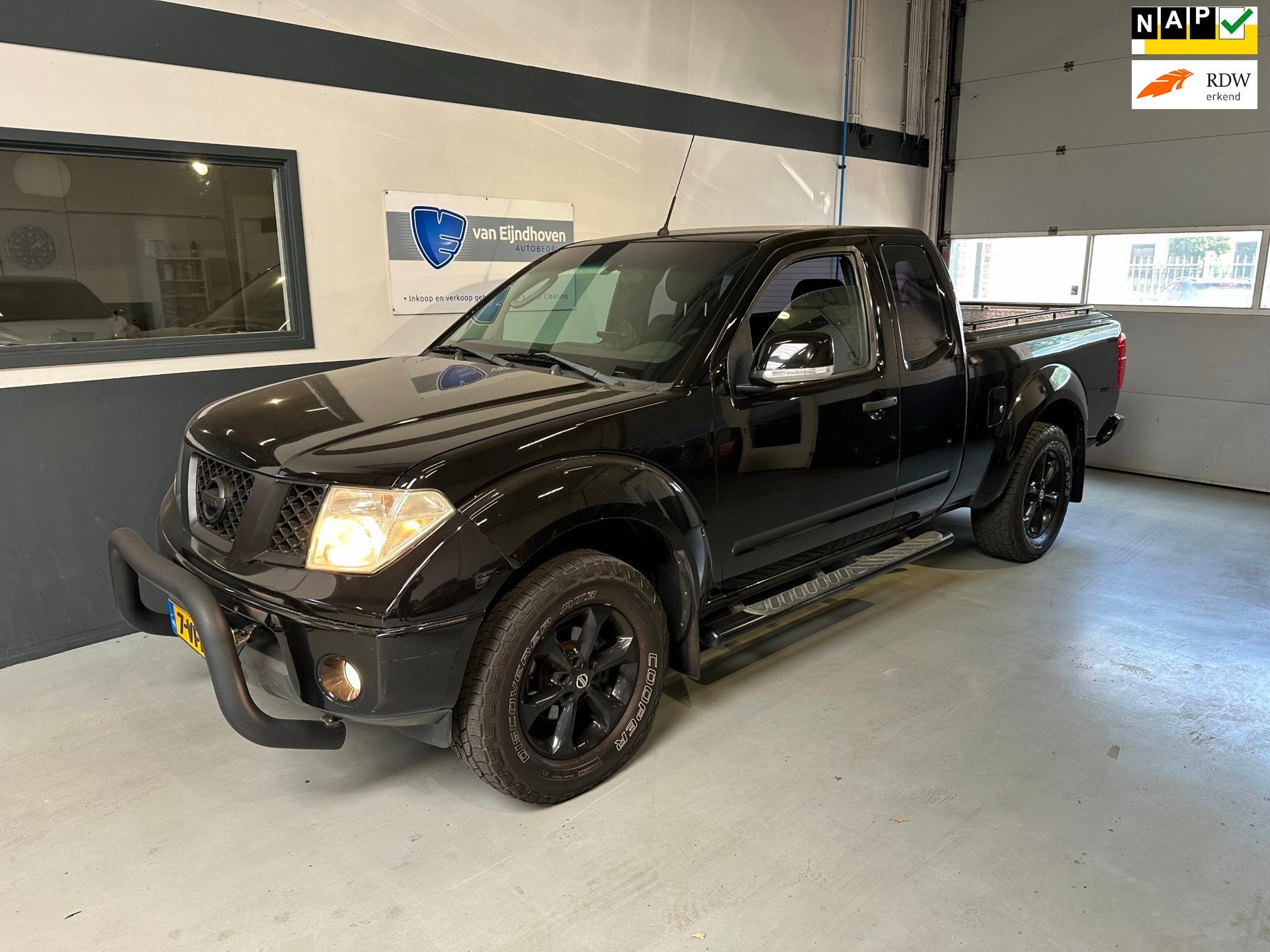 Nissan Navara 2.5 dCi SE King Cab MARGE Black line, Auto's, Stof, Gebruikt, 4 cilinders, Metallic lak