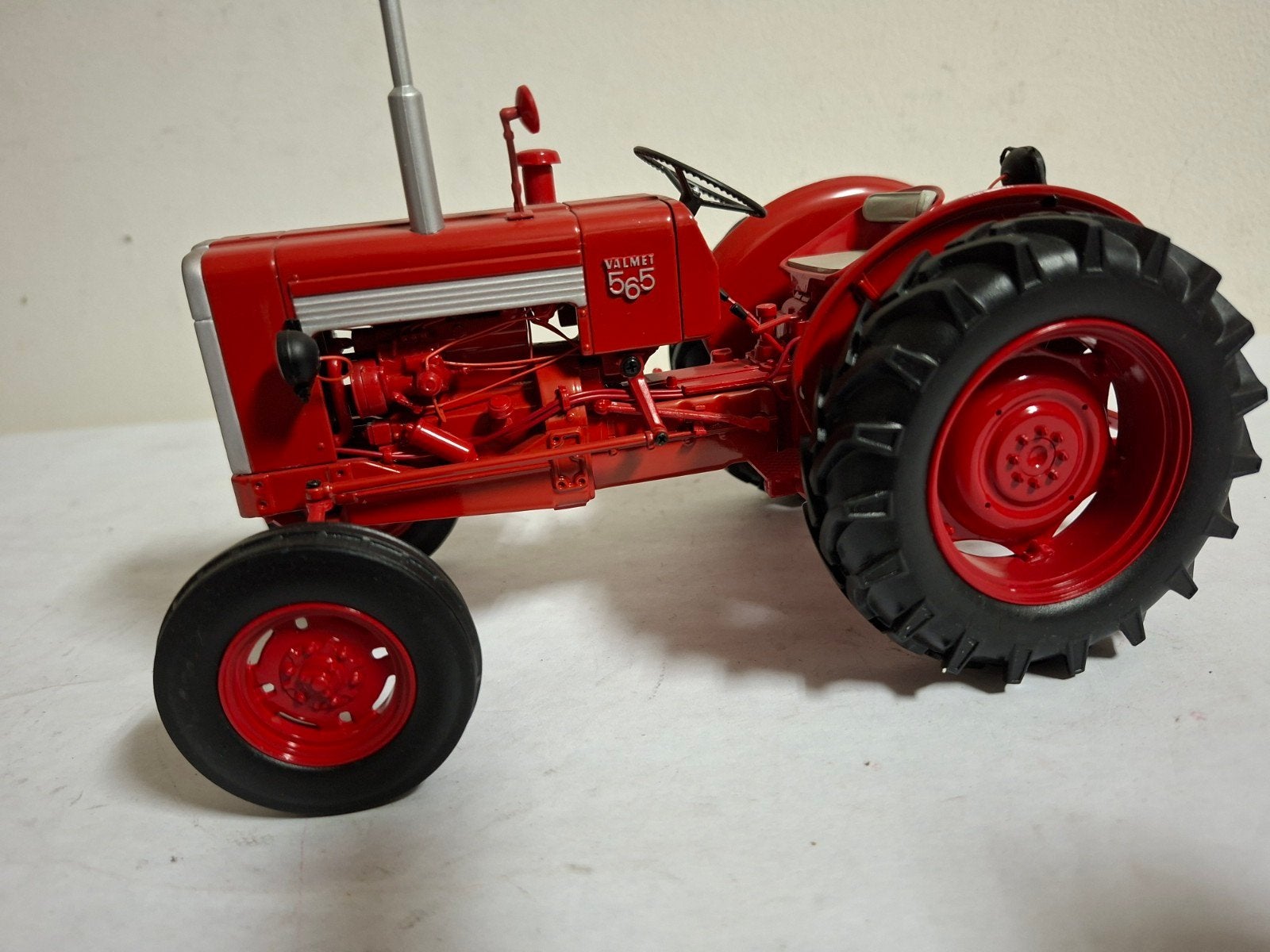 Valet 565 tractor.  UH schaal 1:16., Ophalen of Verzenden, Nieuw, Groter dan 1:32, Overige merken