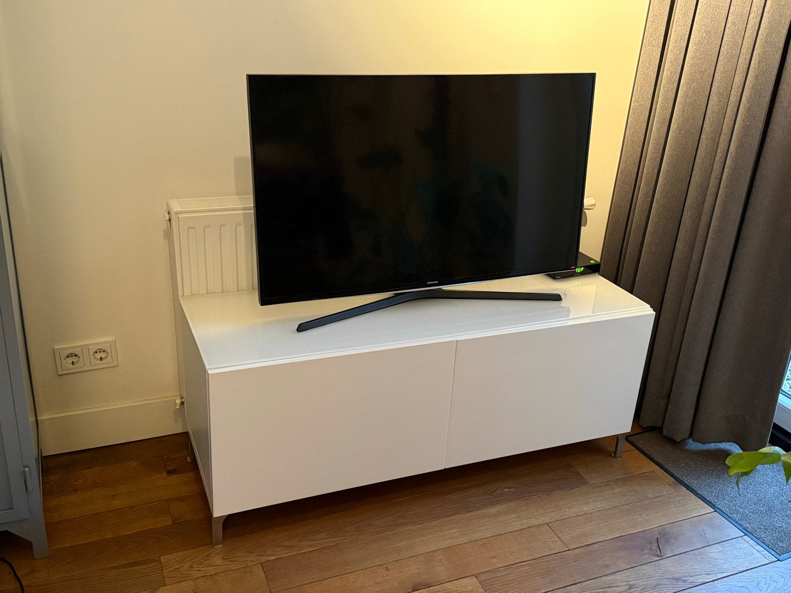 IKEA Besta tv-meubel hoogglans wit met glasplaat, Ophalen, 100 tot 150 cm, Minder dan 100 cm, 25 tot 50 cm
