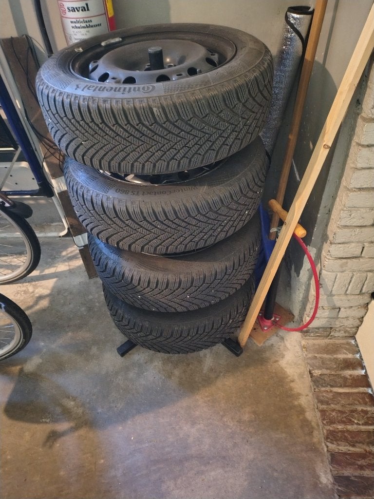 Winterbanden met velgen en wieldoppen - 15 inch, Ophalen, Gebruikt, 15 inch, Banden en Velgen