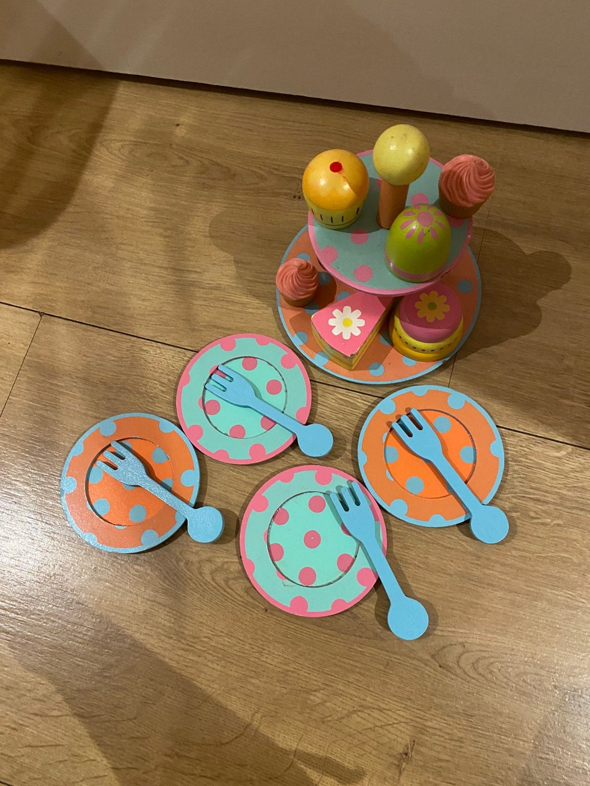 Houten cupcake setje met etagiere en bordjes en vorkjes, Ophalen of Verzenden, Zo goed als nieuw, Overige typen