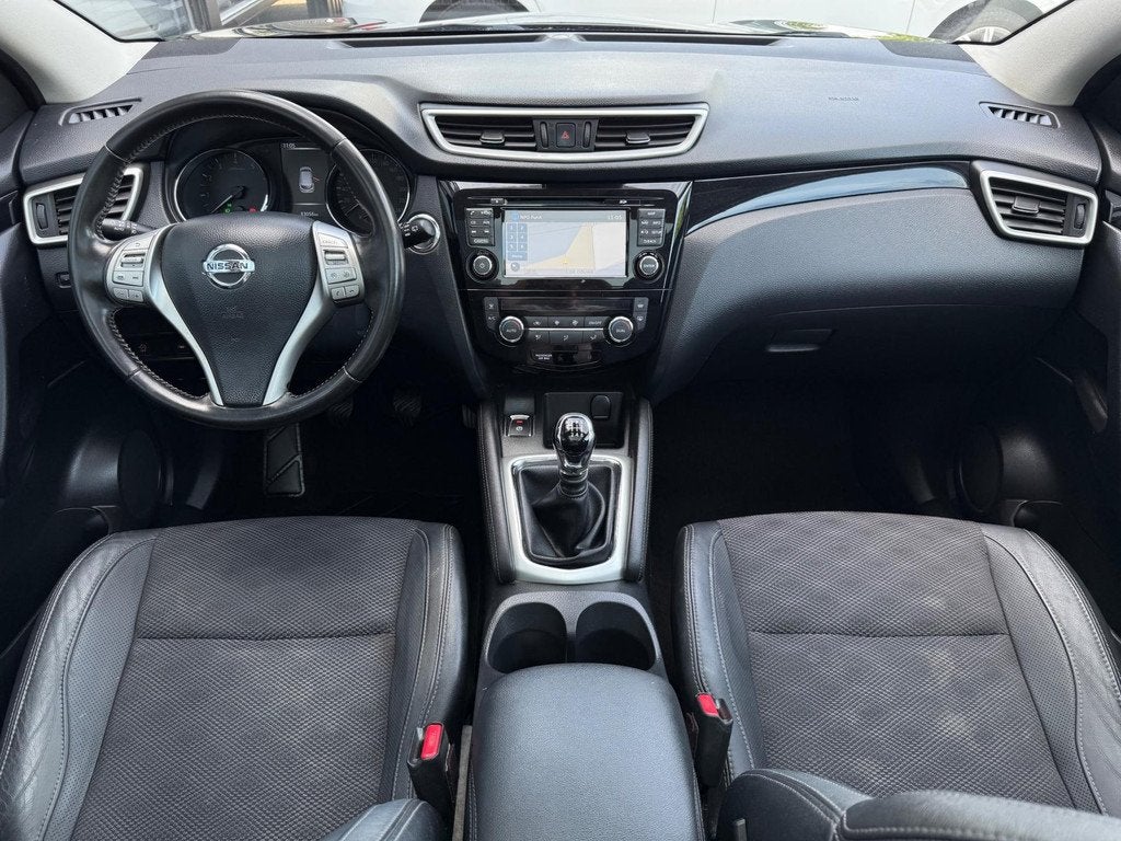 Nissan Qashqai 1.2 Tekna + Panoramadak Trekhaak Full Option, Auto's, Nissan, Voorwielaandrijving, Gebruikt, Zwart, 4 cilinders