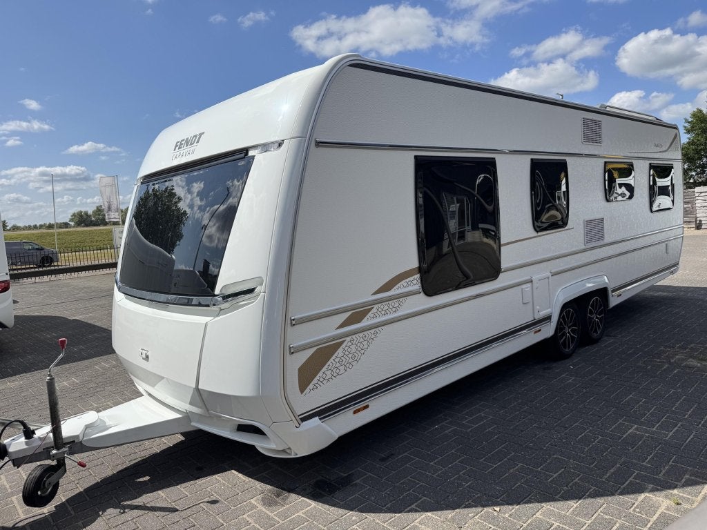 Fendt Palace 700 2023 | Vrijst. Queensbed | Voortent, Caravans en Kamperen, Caravans, Schokbreker, 7 tot 8 meter, Bedrijf, Treinzit