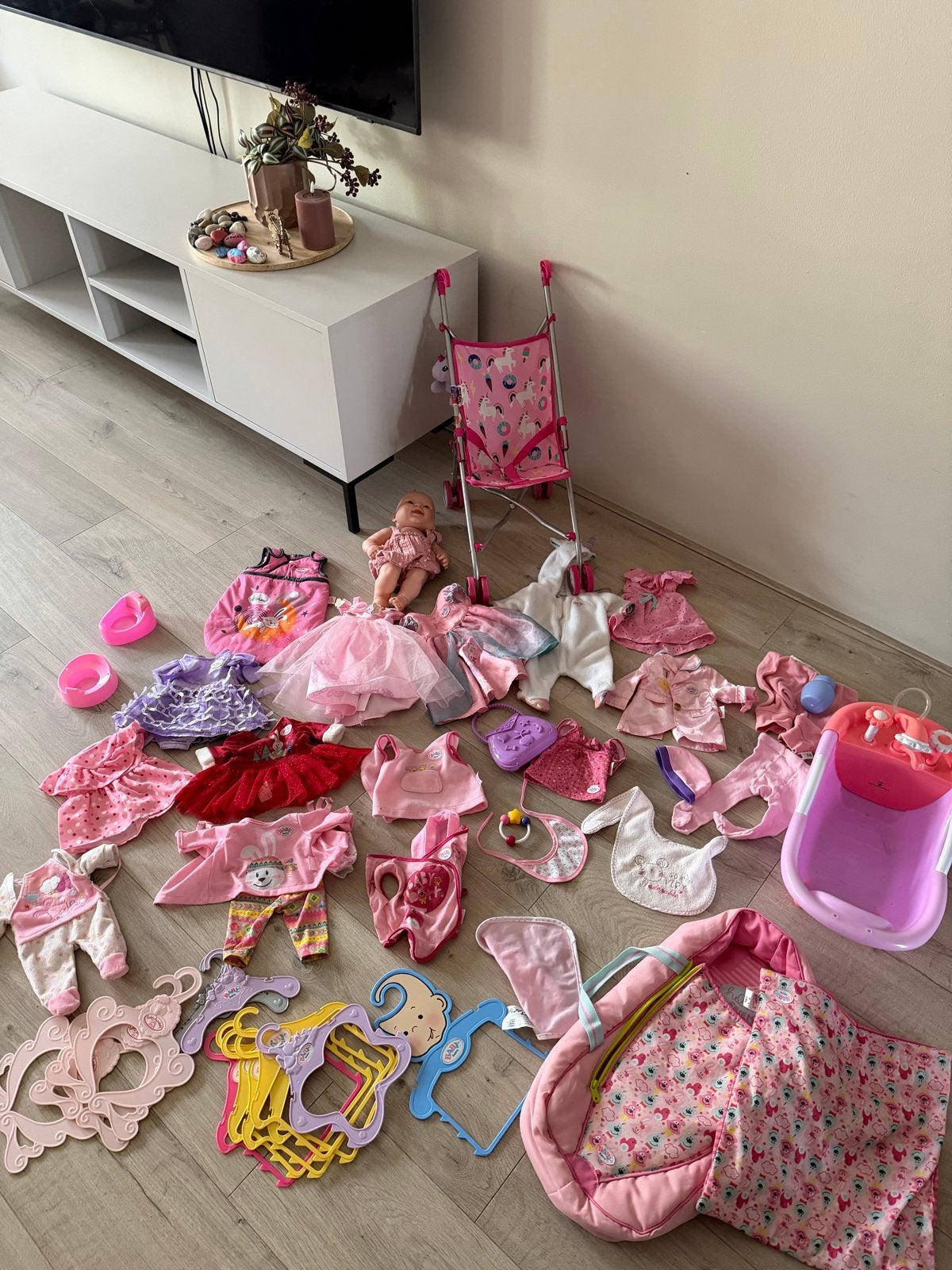 Grote set Baby Born spullen: pop, kleding, kinderwagen, badj, Ophalen, Gebruikt, Babypop