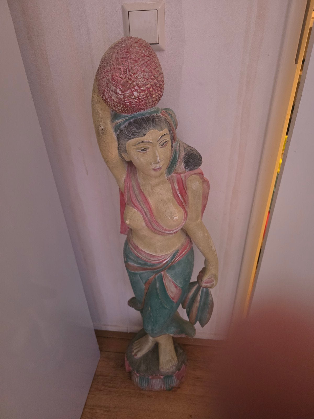 Houten beeld van vrouw met vrucht op hoofd, Antiek en Kunst, Handgemaakt, Beeld, Hout, Azië