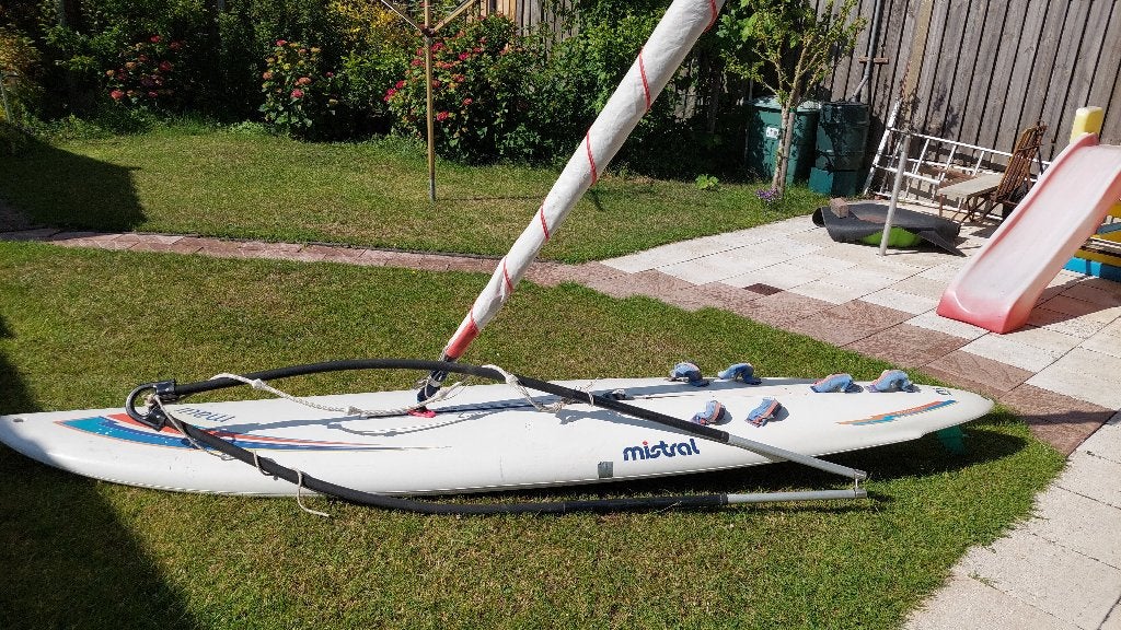 Surfplank met mast, zeil en giek, Watersport en Boten, Windsurfen, Ophalen, Mistral, Gebruikt, 5 tot 6.5 m²