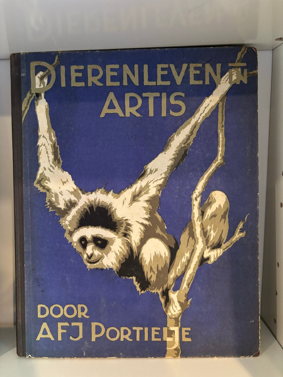 Apen en Hoefdieren in Artis - AFJ Portielje, Ophalen of Verzenden, Gelezen, Overige onderwerpen