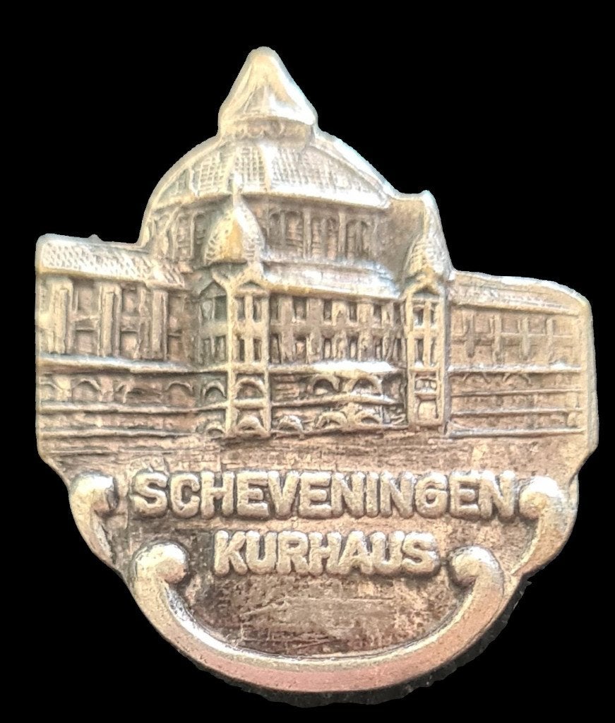 Scheveningen Kurhaus speld, Verzamelen, Speldjes, Pins en Buttons, Verzenden, Nieuw, Stad of Land, Speldje of Pin