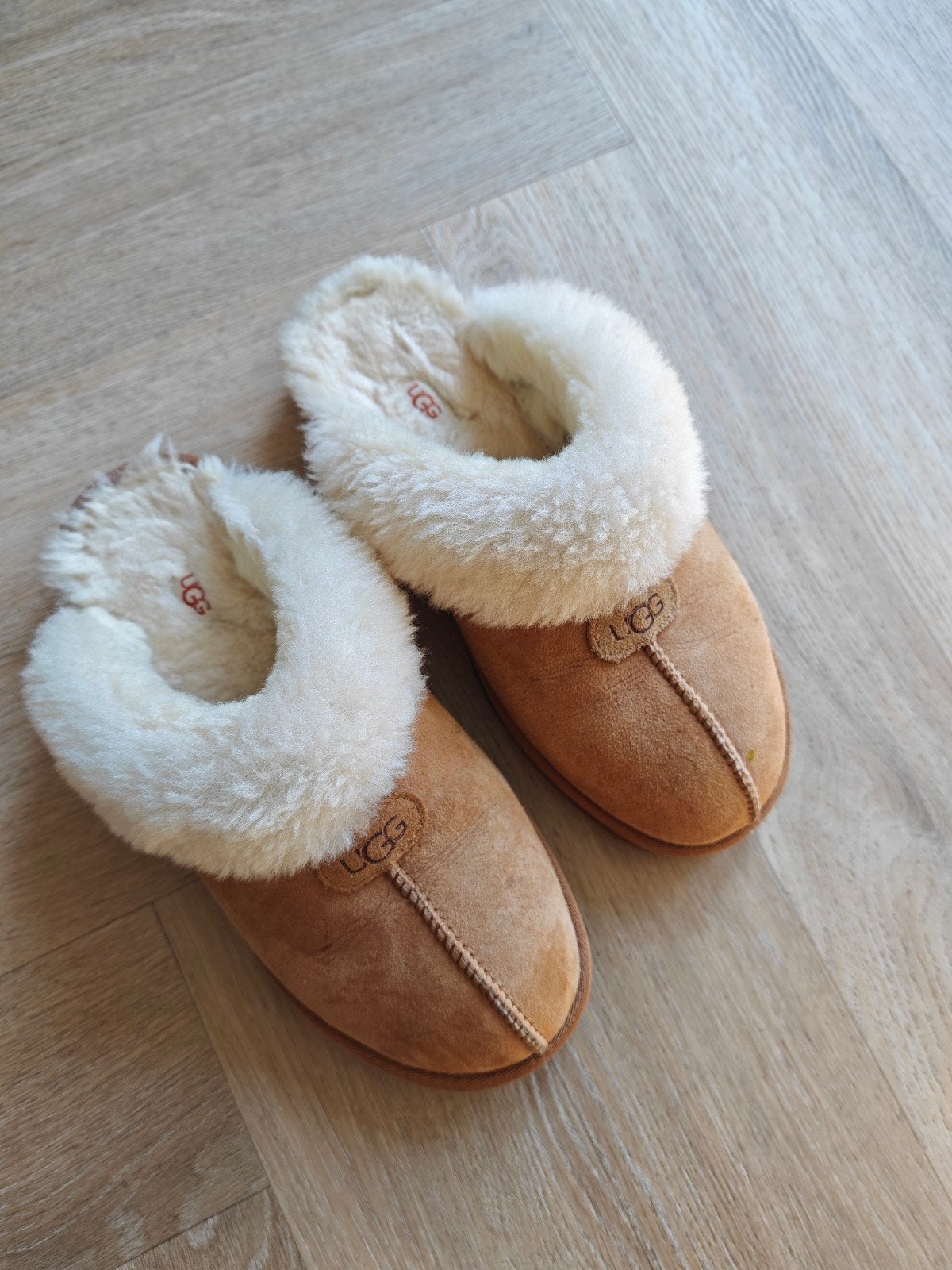 Uggs pantoffels met schapenvacht - Maat 41/42, UGG, Bruin, Ophalen of Verzenden, Zo goed als nieuw