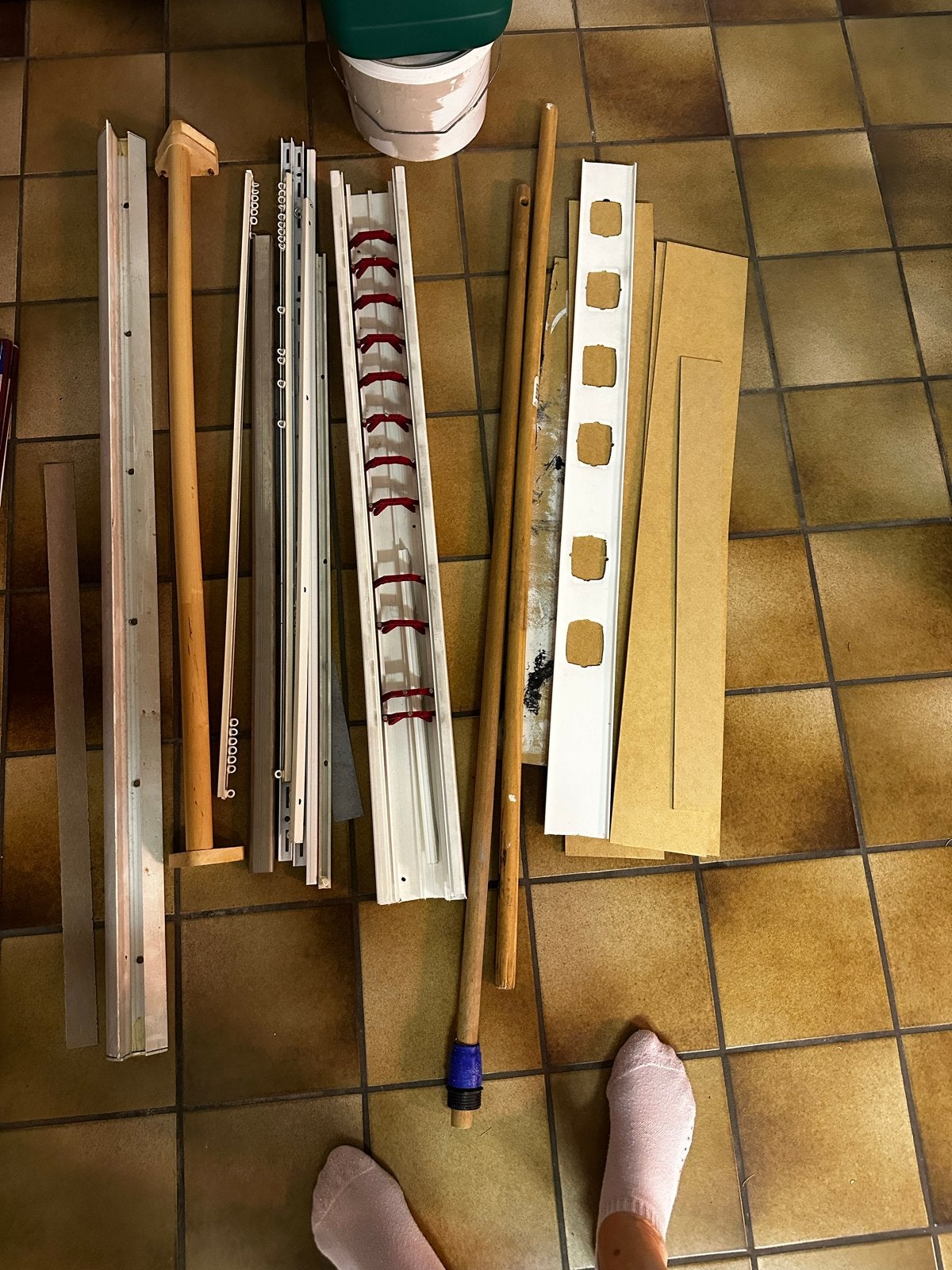 Diverse houten en kunststof profielen, rails en lichtbak, Ophalen, Gebruikt, 25 tot 50 mm, Overige typen
