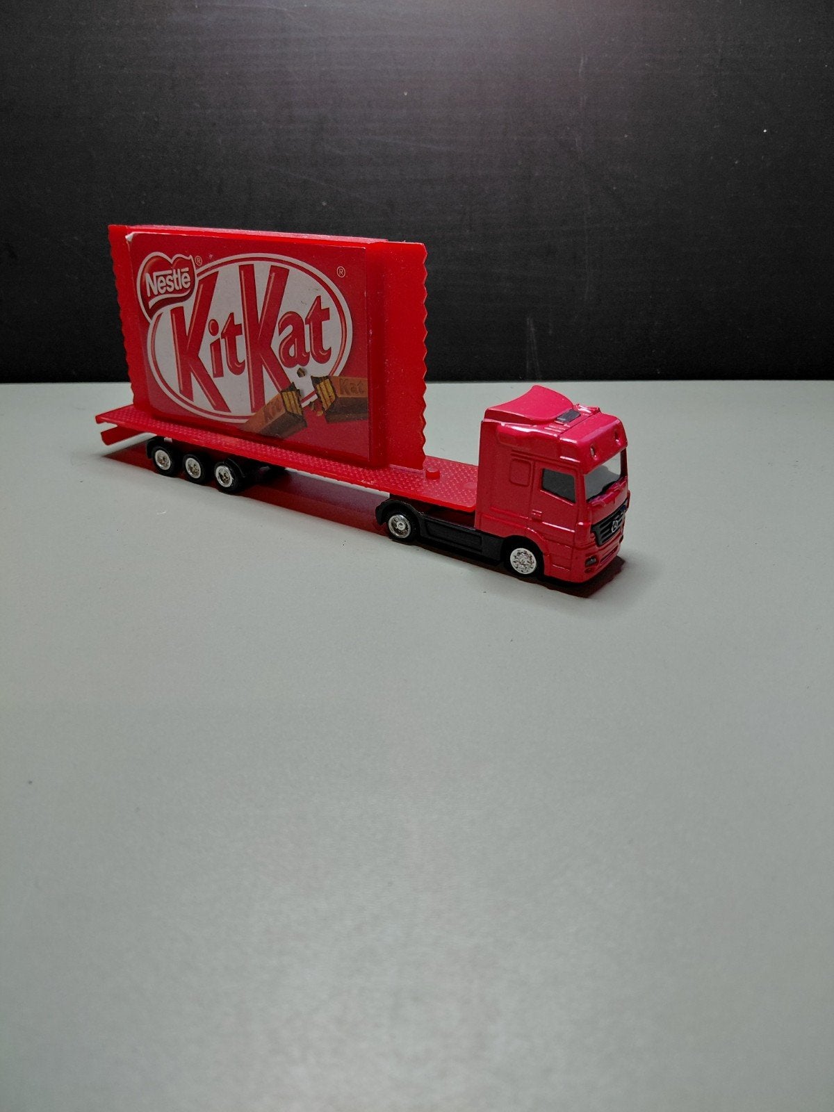 KitKat Mercedes-Benz vrachtwagen schaalmodel, Ophalen of Verzenden, Zo goed als nieuw