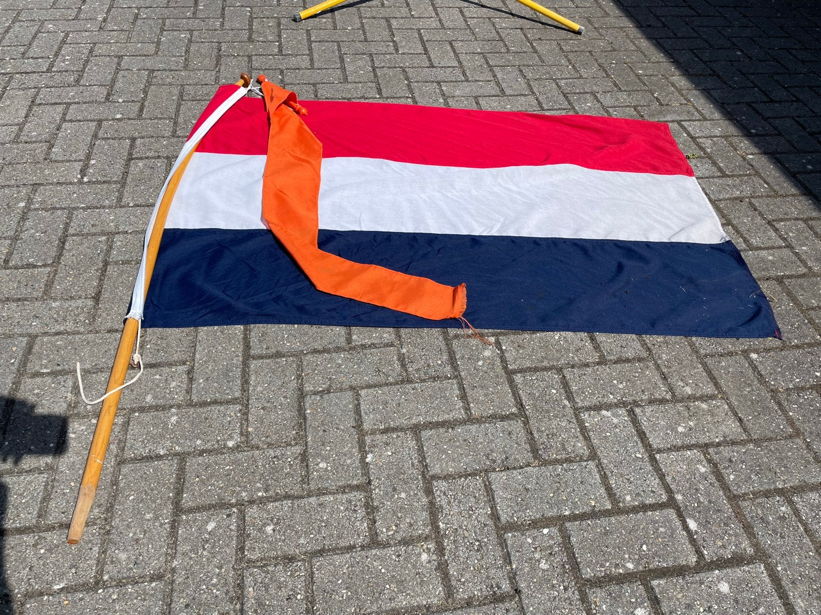 Vlaggenhouder met vlag en wimpel, Ophalen, Gebruikt