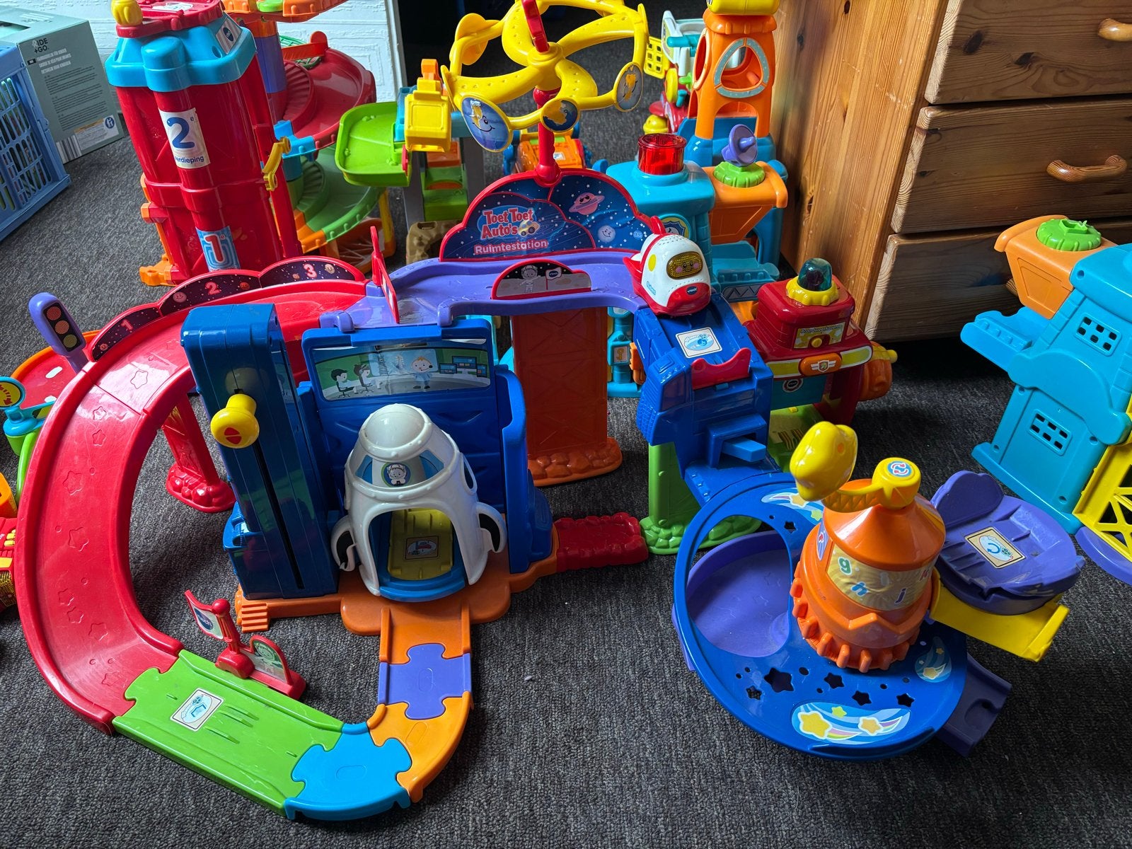 Grote VTech Toet Toet Auto's collectie met vliegveld en meer, Kinderen en Baby's, Ophalen, Gebruikt, Bouwen, Met licht