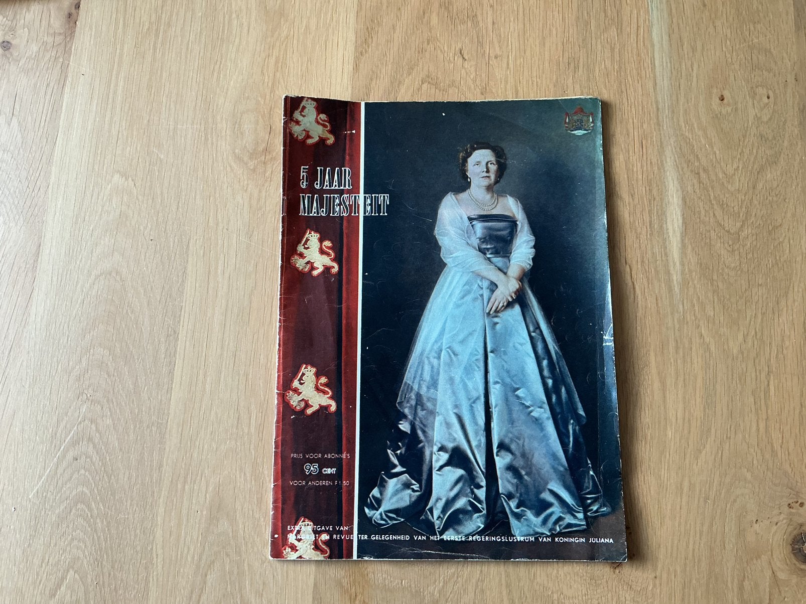 is het vintage tijdschrift "5 Jaar Majesteit"., Ophalen of Verzenden, 20e eeuw of later, Gelezen