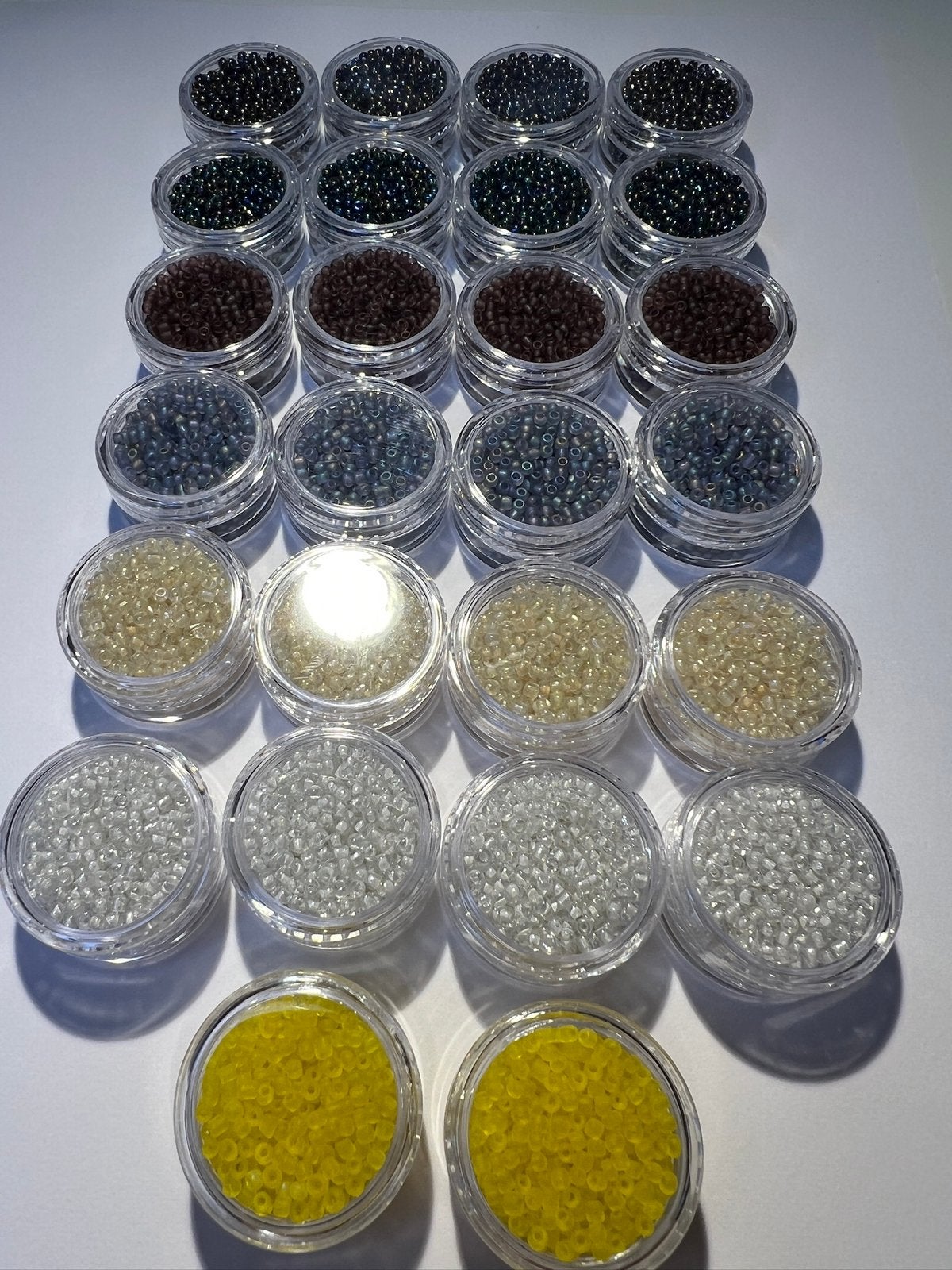 26 mini potjes met rocailles, Ophalen of Verzenden, Nieuw, Kraal