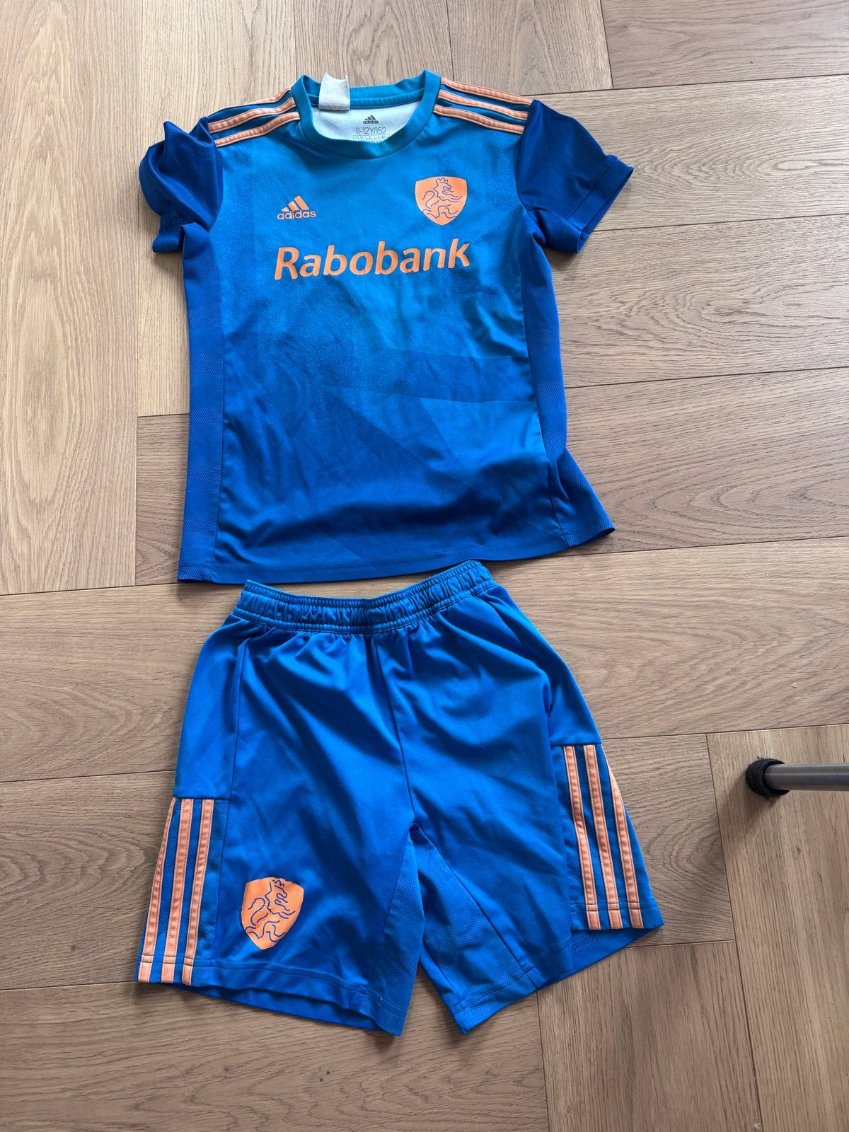 Adidas Oranje hockey tenue maat 152 (11-12 jaar), Ophalen of Verzenden, Zo goed als nieuw, Jongen, Sport- of Zwemkleding
