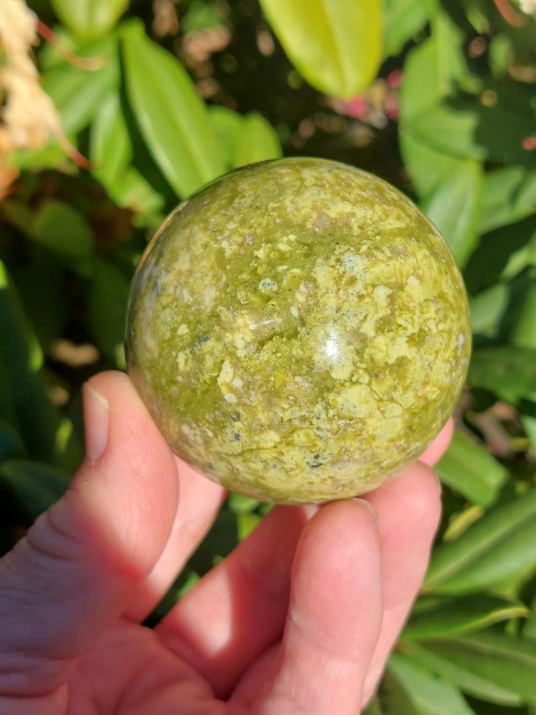 Groene Serpentijn Bol 5,5 cm - Krachtige Aardende Steen, Ophalen of Verzenden